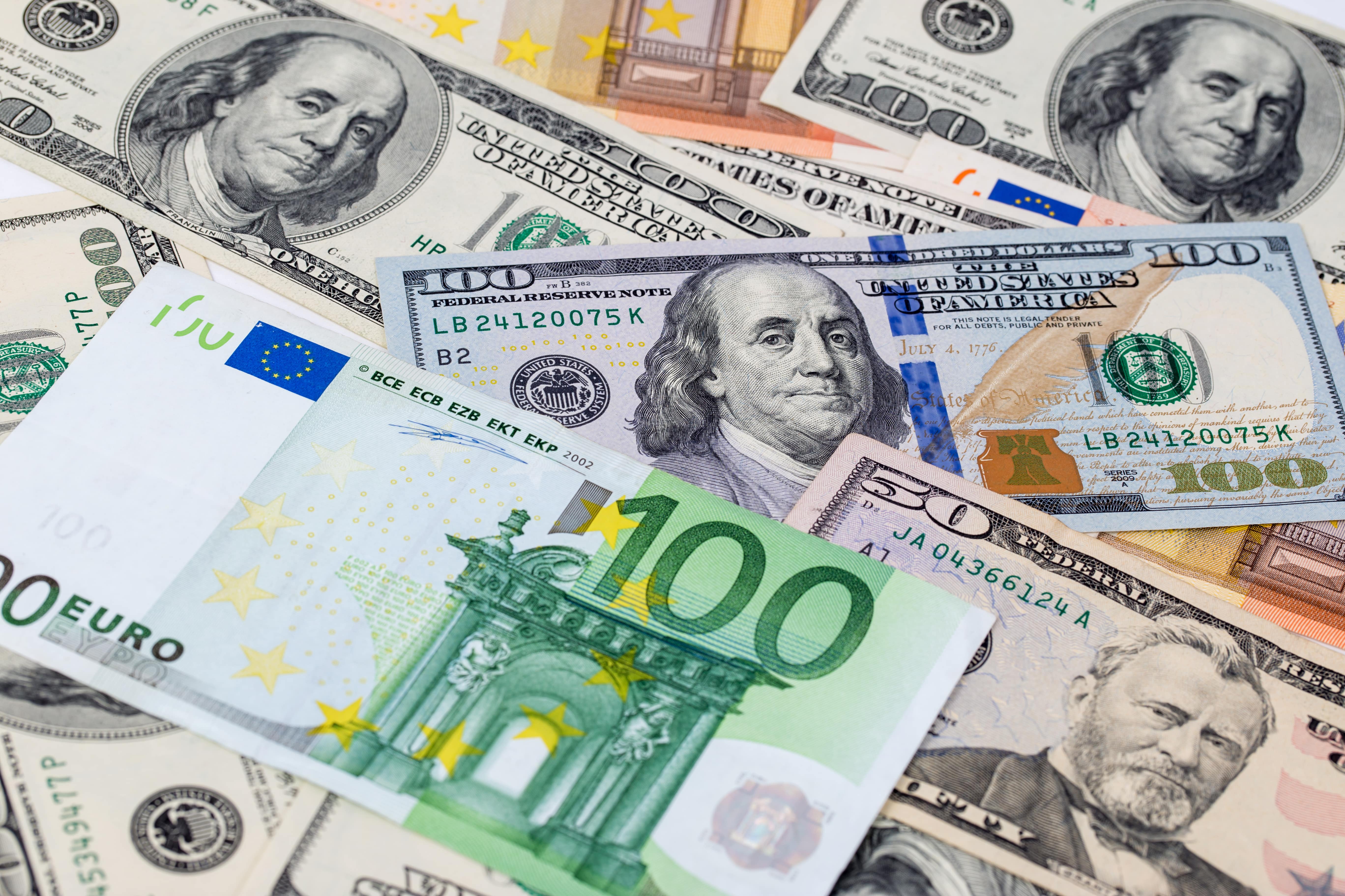 s-la-dolaru-roste-jak-vliv-to-m-na-sv-tov-trhy-a-va-e-investice