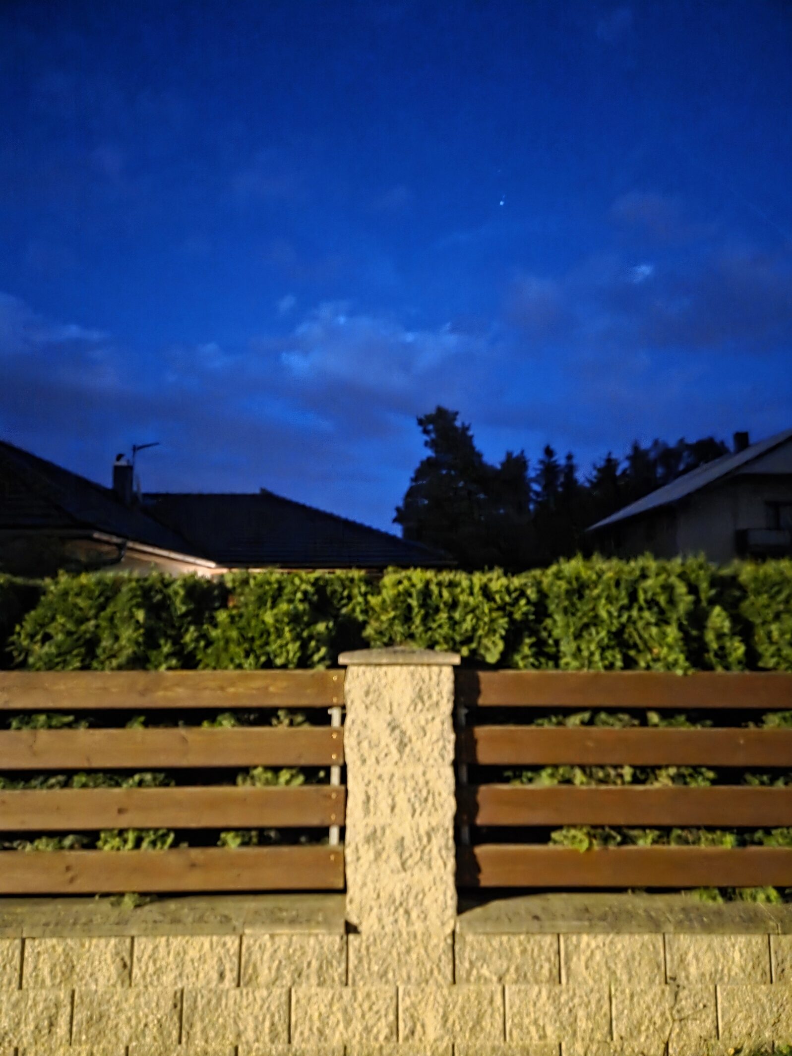 Galaxy S25 Plus nocni fotka 19