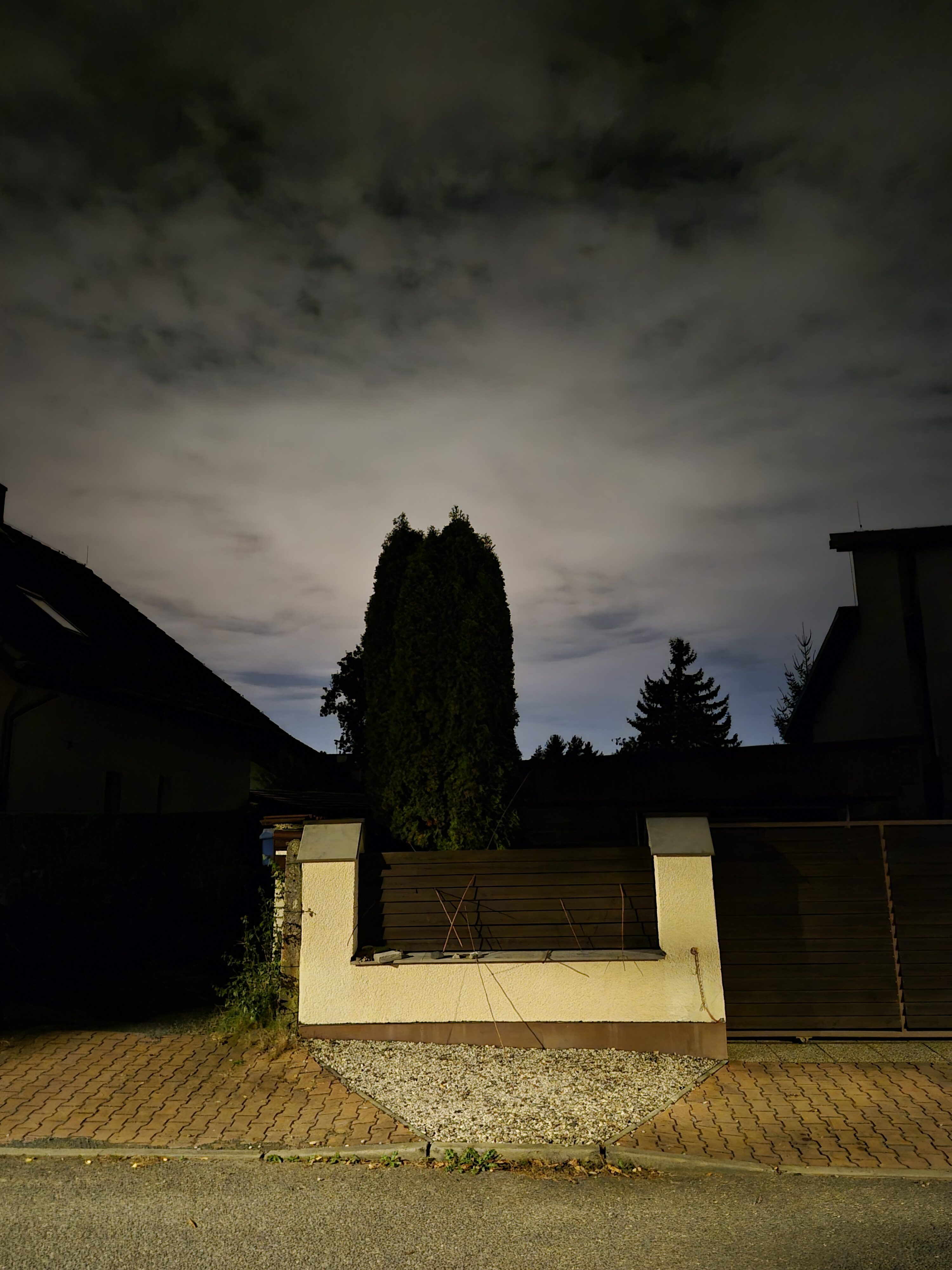 Galaxy S25 FE nocni fotka 14