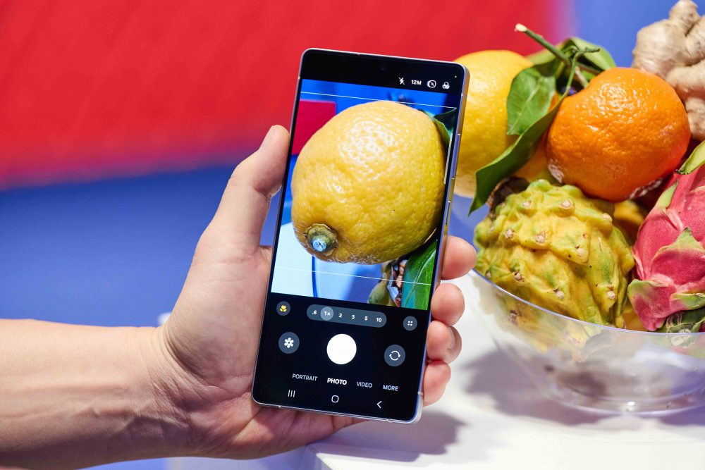 014 handson galaxy s25ultra titaniumsilverblue 50mp ultrawide camera e1744880623884